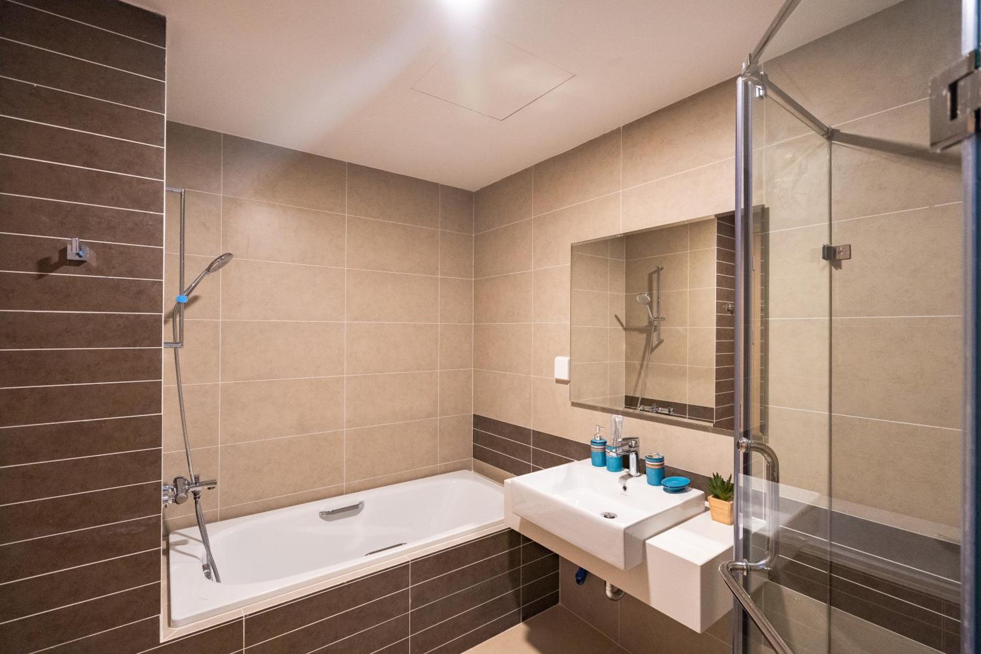 Central Business District Rivergate Apartment - Free Pickup & Pool ホーチミン市 エクステリア 写真